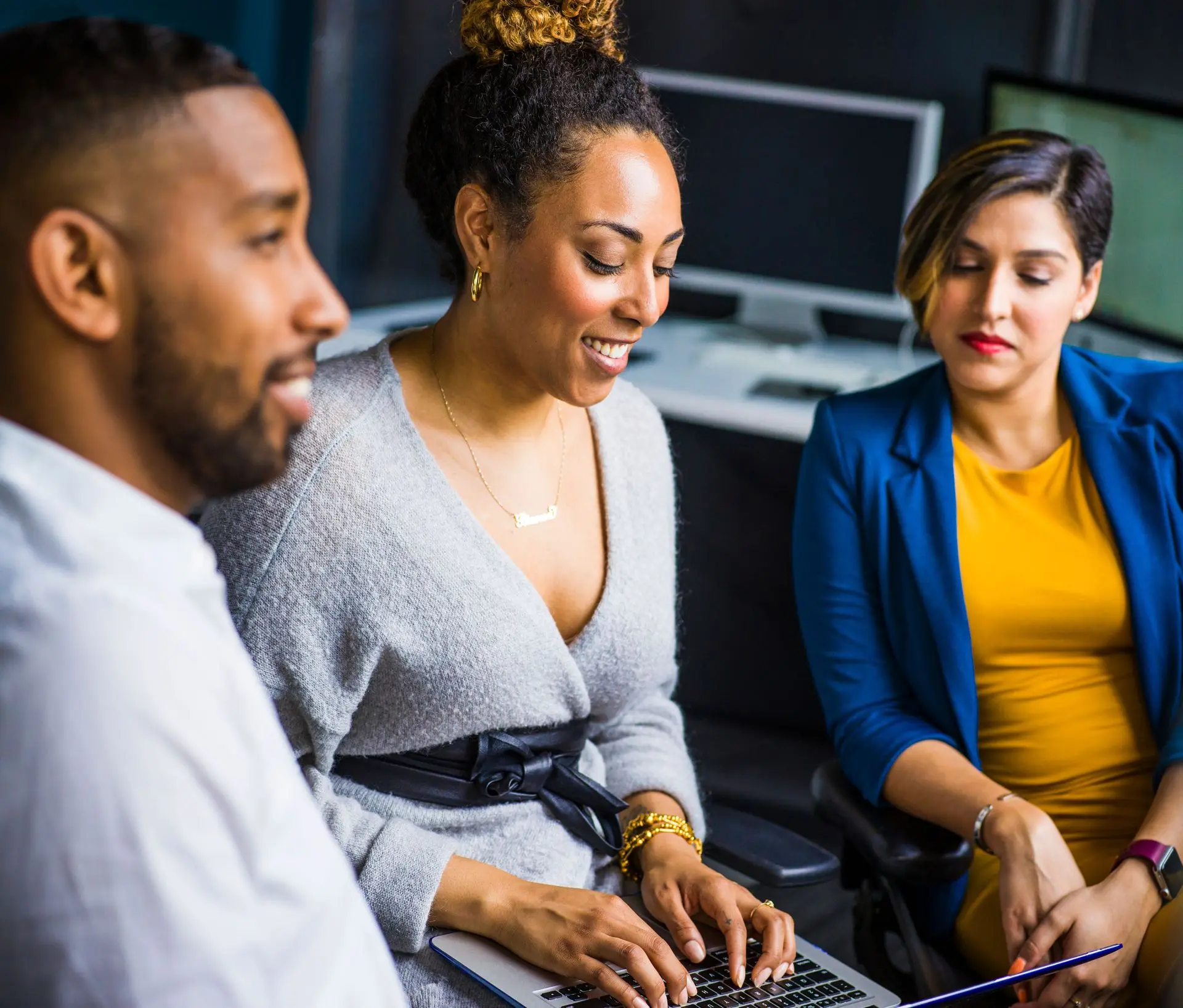 Professionnels en réseau discutant d'une opportunité